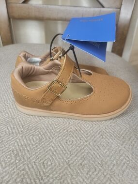 Stride Rite Girls Tan Mary Jane Dress Shoe with Buckle And Leather Lining.